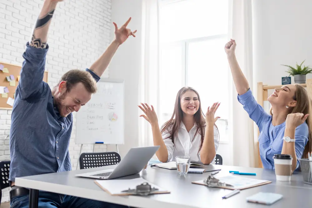 Equipo de trabajo en una agencia de marketing gestionando redes sociales.