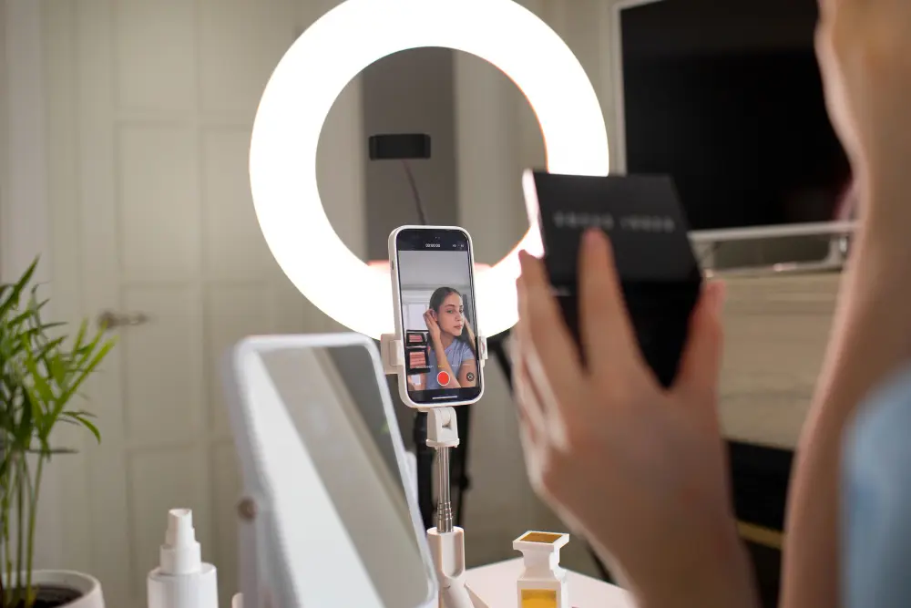 Influencer o marca realizando una transmisión en vivo en redes sociales con gran audiencia.